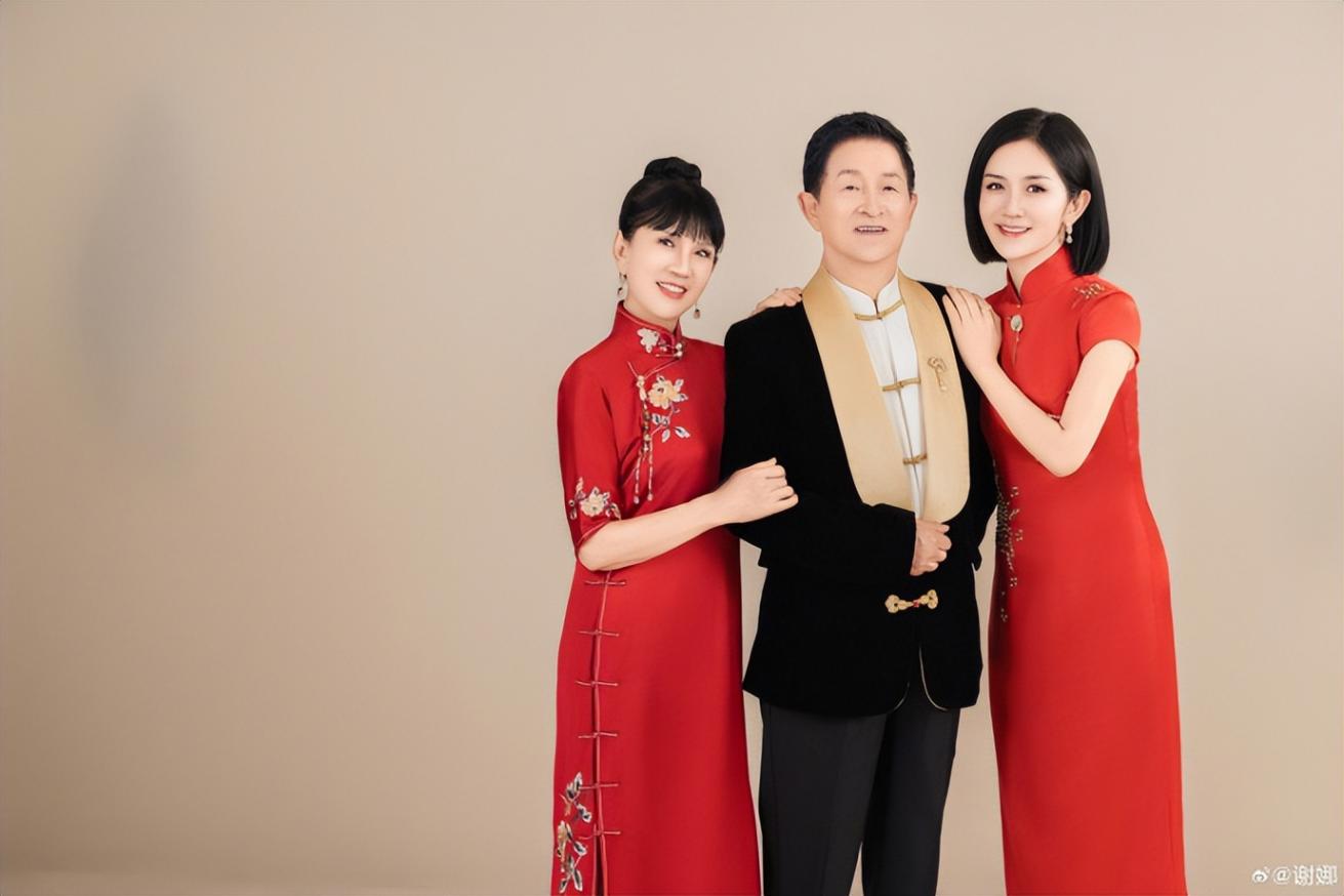 謝娜曬爸媽金婚全家福